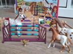 Schleich  horse club 42433 2 paarden veulen met hindernis, Ophalen of Verzenden, Zo goed als nieuw