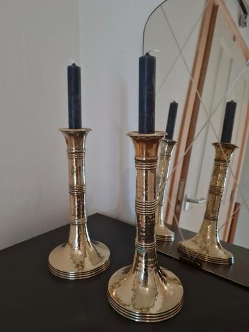Vintage verguld gehamerde 2 kandelaren Art Deco messing goud beschikbaar voor biedingen