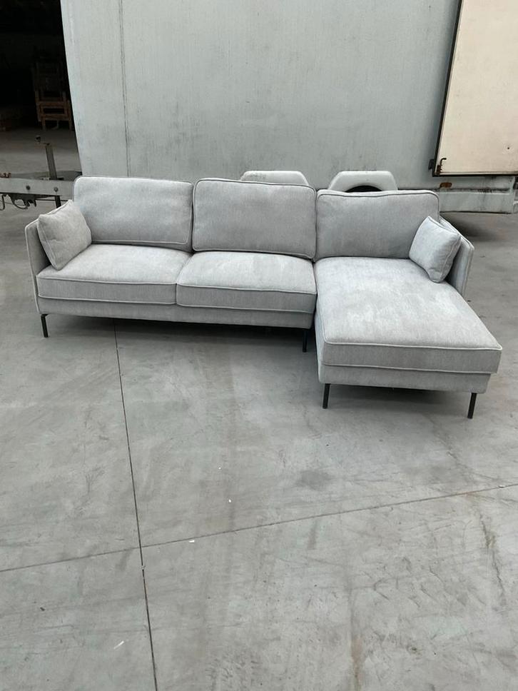 Nieuwe lichtgrijze hoekbank, 251 breed, Huis en Inrichting, Banken | Complete zithoeken, Nieuw, Stof, Ophalen