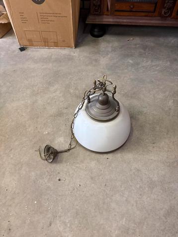 Vintage hanglamp met witte glazen kap beschikbaar voor biedingen