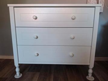 Massief houten commode beschikbaar voor biedingen