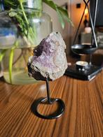 Amethist op pin met rode banding, Ophalen of Verzenden, Mineraal
