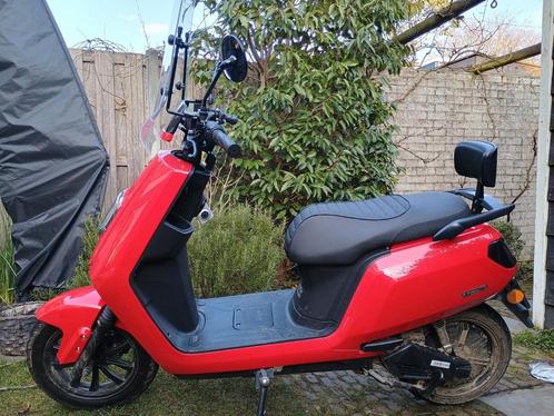 Rode electrische scooter Momo, twee maanden oud, Fietsen en Brommers, Scooters | Overige merken, Zo goed als nieuw, Elektrisch
