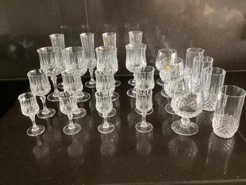 Een 24 - delig kristal glasservies van Christal d’ Arques beschikbaar voor biedingen