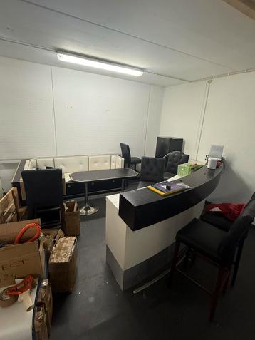Bar met krukken en zithoek beschikbaar voor biedingen