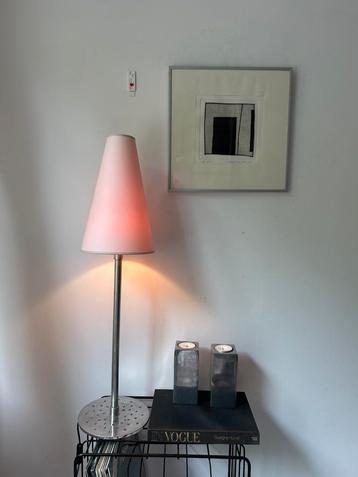 Zeldzame Hoge lamp van Habitat met aluminium voet beschikbaar voor biedingen