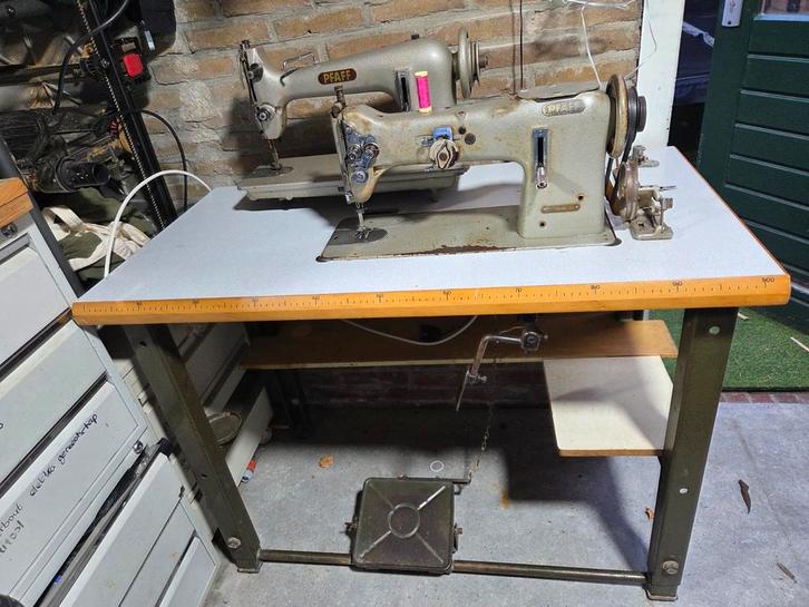 Pfaff 138/6 en Pfaff 26 naaimachines met tafel, Hobby en Vrije tijd, Naaimachines en Toebehoren, Gebruikt, Naaimachine, Pfaff