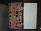 Oude houte letterdoos met plastic letters, Antiek en Kunst, Ophalen of Verzenden