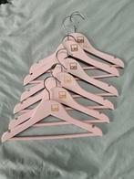 Loods 5 roze kinder kledinghangers 6 stuks van hout, Ophalen of Verzenden, Zo goed als nieuw, Hout, Kinderen