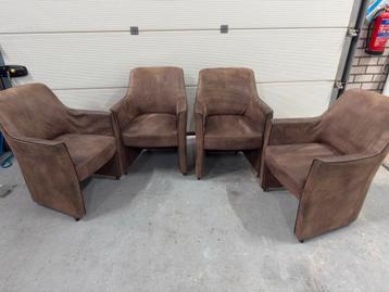 4 stoelen met wieltjes en armleuningen beschikbaar voor biedingen