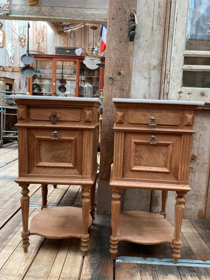 Twee Franse kastjes nachtkastjes met wit marmer, Huis en Inrichting, Slaapkamer | Nachtkastjes, Gebruikt, 70 cm of meer, Minder dan 45 cm