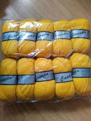 Nieuwe bollen wol. Garen. Geel. Canada. 10 stuks. beschikbaar voor biedingen