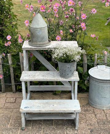 Brocante oud houten trapje / etagiere / opstap beschikbaar voor biedingen