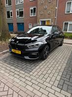 BMW 1-Serie 118i 140pk Aut 2020 Zwart, Auto's, BMW, 65 €/maand, 1295 kg, Xenon verlichting, Zwart