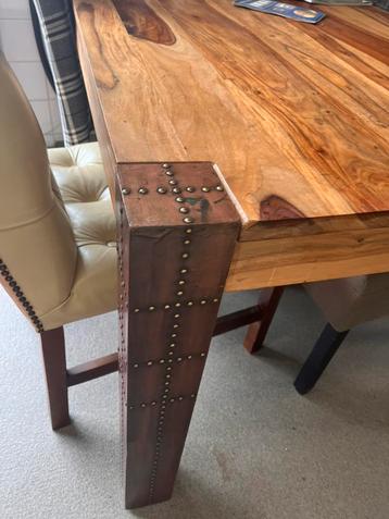 Hardhouten eettafel met 1 chesterfield stoel beschikbaar voor biedingen