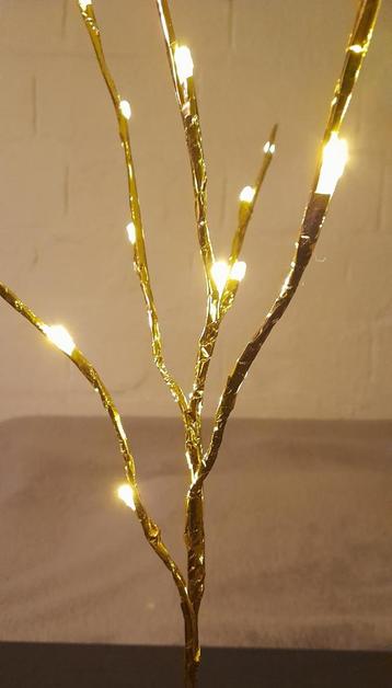 Goudkleurige twijg met LED verlichting beschikbaar voor biedingen
