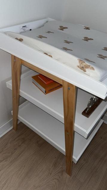Mooie Commode met Opstaande Rand beschikbaar voor biedingen