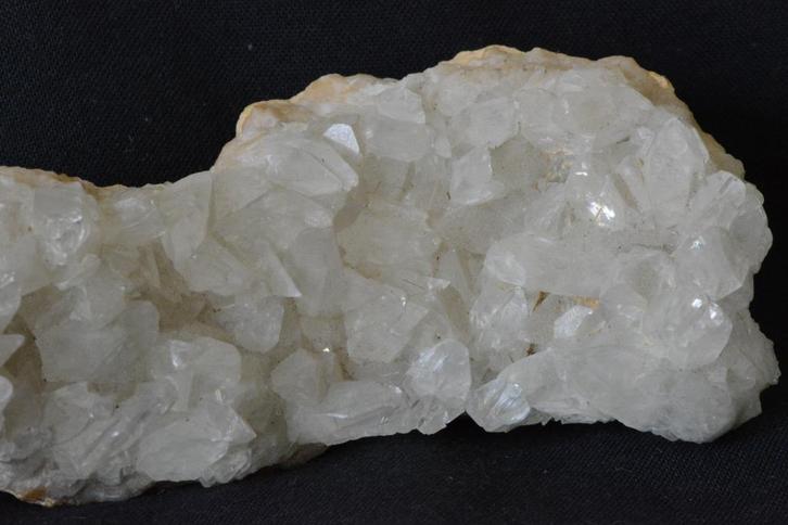 Calcietkristallen op matrix – Sefrou, Marokko, Verzamelen, Mineralen en Fossielen, Ophalen of Verzenden