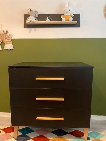 Zwart/bruine comode met bijpassende wandplank