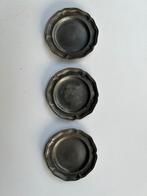 Drie tinnen bordjes 8,5 cm engeltjestin tin keurmerk IVM, Ophalen of Verzenden