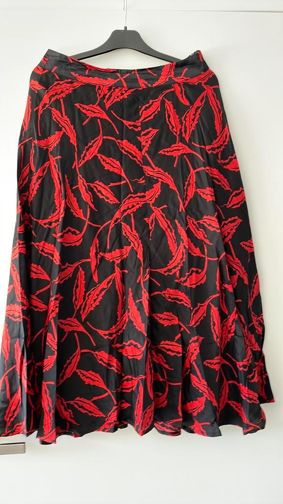 Esqualo rok maat 36 1x gedragen zwartmet rose bladeren, Kleding | Dames, Rokken, Zo goed als nieuw, Maat 36 (S), Zwart, Onder de knie