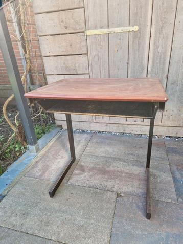 Vintage bureau beschikbaar voor biedingen