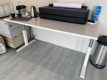 Bureau (2 stuks) beschikbaar voor biedingen