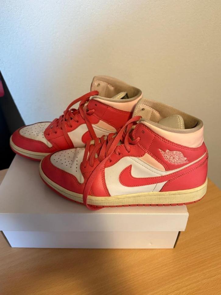 Air Jordan 1 MID Roze, Maat 42 - Weinig gedragen!, Kleding | Dames, Schoenen, Gedragen, Sneakers of Gympen, Roze, Ophalen of Verzenden