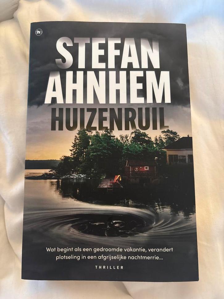 Huizenruil - Stefan Ahnhem, Boeken, Thrillers, Gelezen, Nederland, Ophalen of Verzenden