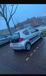 Grijs Toyota Aygo, Auto's, Toyota, Automaat, Stof, Grijs, Zilver of Grijs