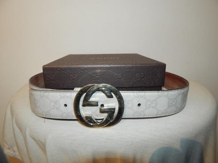 Gucci leren riem wit merk buckle leer in monogram print, Kleding | Dames, Riemen en Ceinturen, Gedragen, Tailleriem, Wit, Echt leder