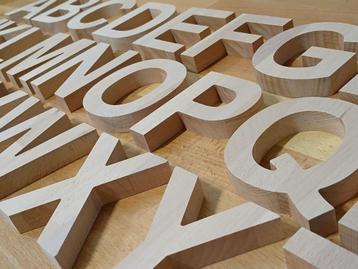 Houten Letters beschikbaar voor biedingen