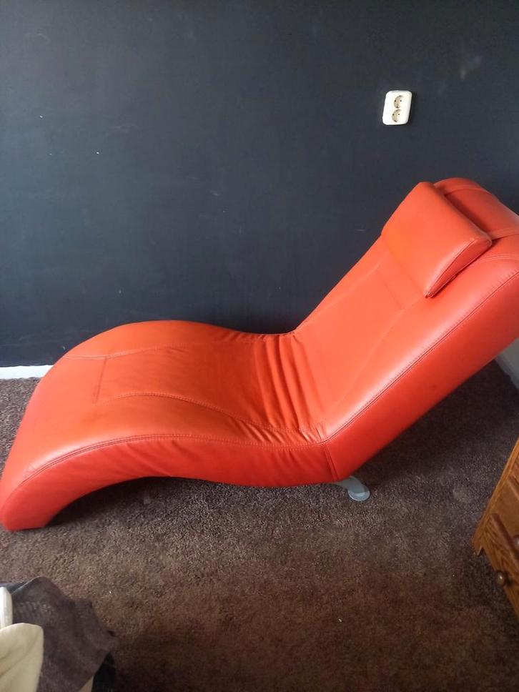 Oranje/roodkleurige loungestoel., Huis en Inrichting, Stoelen, Zo goed als nieuw, Eén, Leer, Overige kleuren, Ophalen