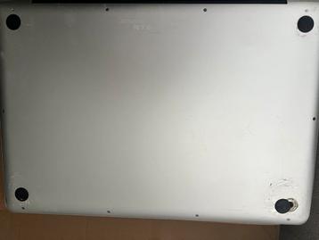 Oude  macbook pro met gebruikerssporen en defecte mouse-pad beschikbaar voor biedingen
