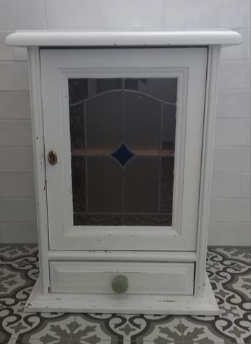 Brocante kastje beschikbaar voor biedingen