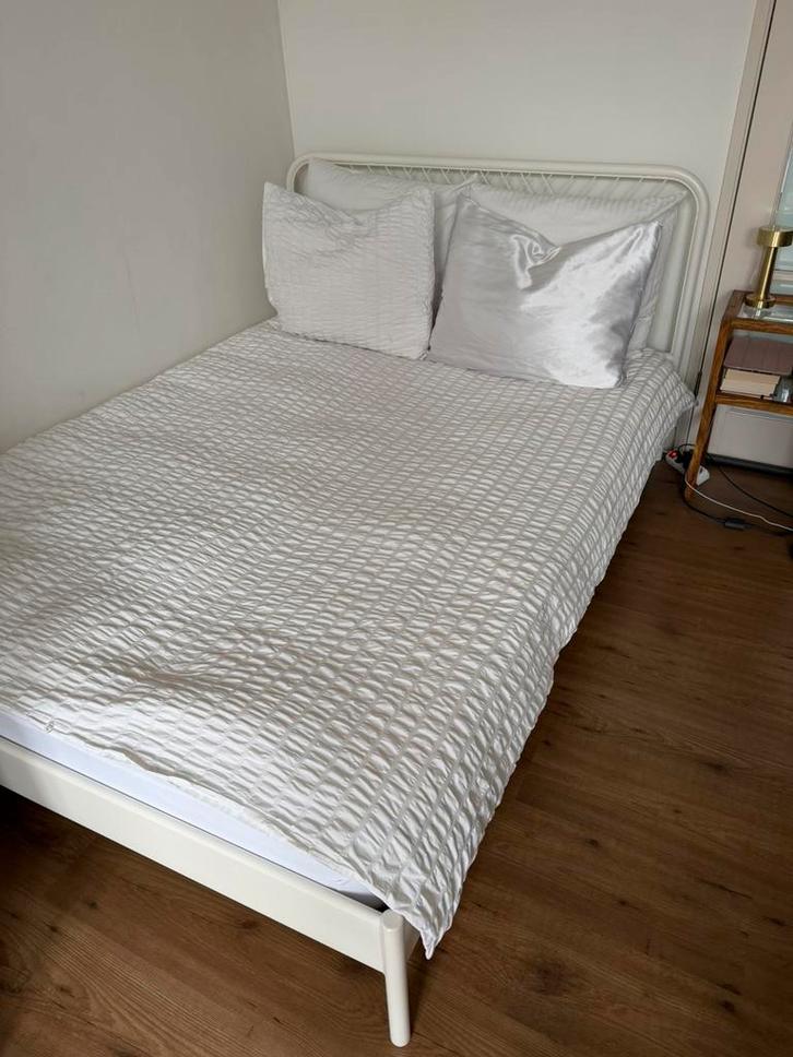 Bedframe wit VEVELSTAD IKEA 140x200, Huis en Inrichting, Slaapkamer | Bedden, Zo goed als nieuw, Tweepersoons, 140 cm, 200 cm