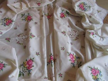 Geborduurd rozen tafelkleed & servetten beschikbaar voor biedingen