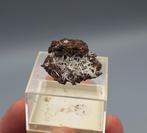 Aragoniet - Herchenberg, Eifel, Duitsland (UV LW), Verzamelen, Mineralen en Fossielen, Ophalen of Verzenden, Mineraal