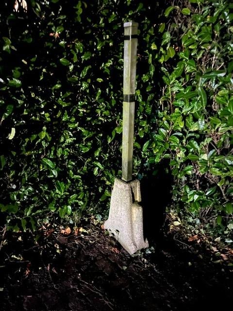 8 x ijzeren vierkante paal op betonvoet, Tuin en Terras, Palen, Balken en Planken, Ophalen, Gebruikt, Minder dan 180 cm, Palen