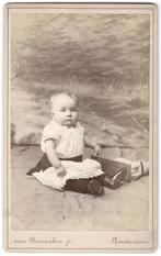 CDV - Kind Jurk Speelgoed - Foto Van Rosmalen Amsterdam, Gebruikt, Foto, Ophalen of Verzenden, Voor 1940