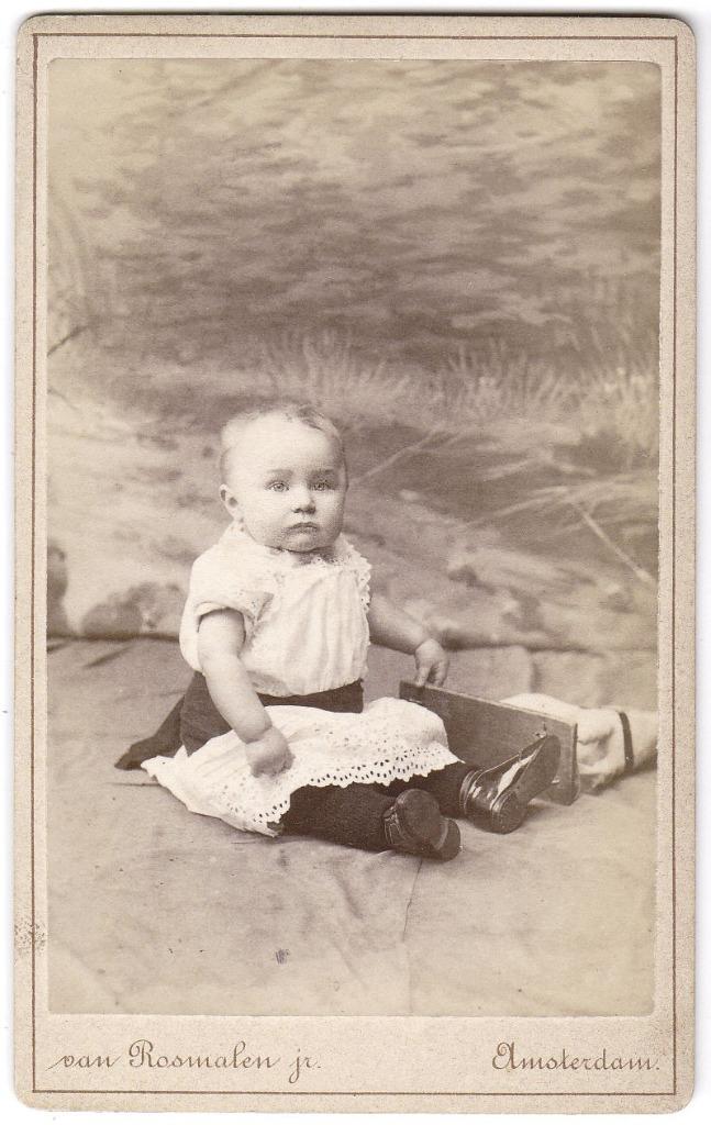 CDV - Kind Jurk Speelgoed - Foto Van Rosmalen Amsterdam, Verzamelen, Foto's en Prenten, Gebruikt, Foto, Kind, Voor 1940, Ophalen of Verzenden