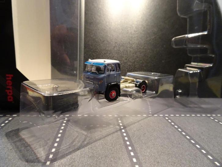 763 herpa schwarz 87mbs026161 scania lb76 2as trekker 1:87, Hobby en Vrije tijd, Modelauto's | 1:87, Nieuw, Bus of Vrachtwagen