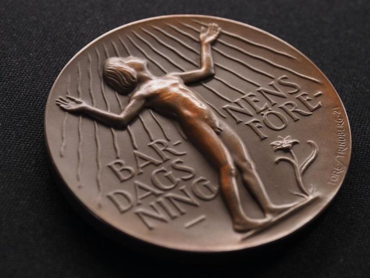 Zweedse Bronzen medaille / penning met  jongen naakt, Postzegels en Munten, Penningen en Medailles, Brons, Buitenland, Ophalen of Verzenden