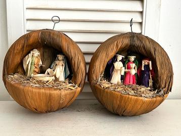 Twee vintage bollen van palmblad met kerststal 3 wijzen 18cm beschikbaar voor biedingen