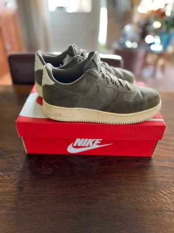 NIKE AIRFORCE 1 ‘0,7 SUÈDE MEDIUM OLIVE GREEN beschikbaar voor biedingen