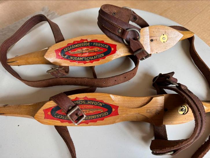 Twee paar antieke Friese schaatsen leren riemen (Nijdam), Sport en Fitness, Schaatsen, Gebruikt, Overige typen, Nijdam, Ophalen of Verzenden