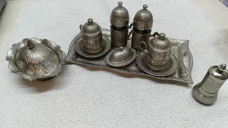 Turks theeservies SENA – rijk gegraveerd oriëntaals design, Huis en Inrichting, Keuken | Servies, Gebruikt, Overige typen, Overige stijlen