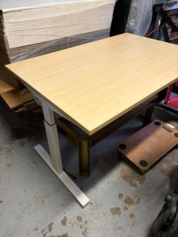 Verstelbaar bureau beschikbaar voor biedingen