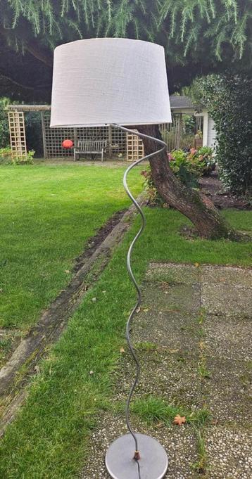 staande lamp van RVS met kap beschikbaar voor biedingen