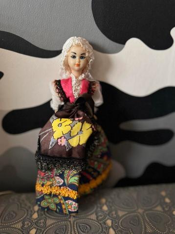 Vintage Pop in Klederdracht beschikbaar voor biedingen